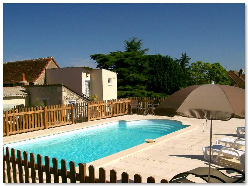 La piscine exterier et terrasse au soleil