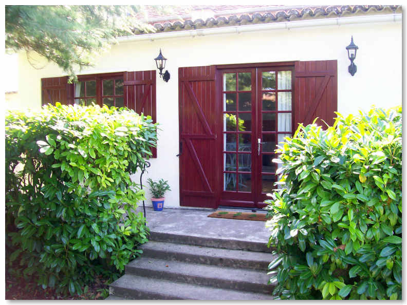 Les Lauriers Apartment Entrance