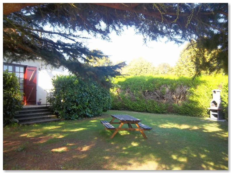 Les Lauriers Apartment Entrance and Garden Area