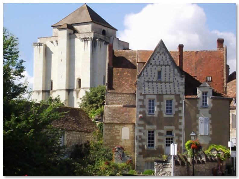 La Roche-Posay la Forteresse et la ville centrent des bâtiments